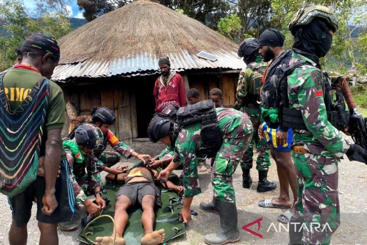 Prajurit Yonif 751/VJS bantu evakuasi warga Sinak yang sakit