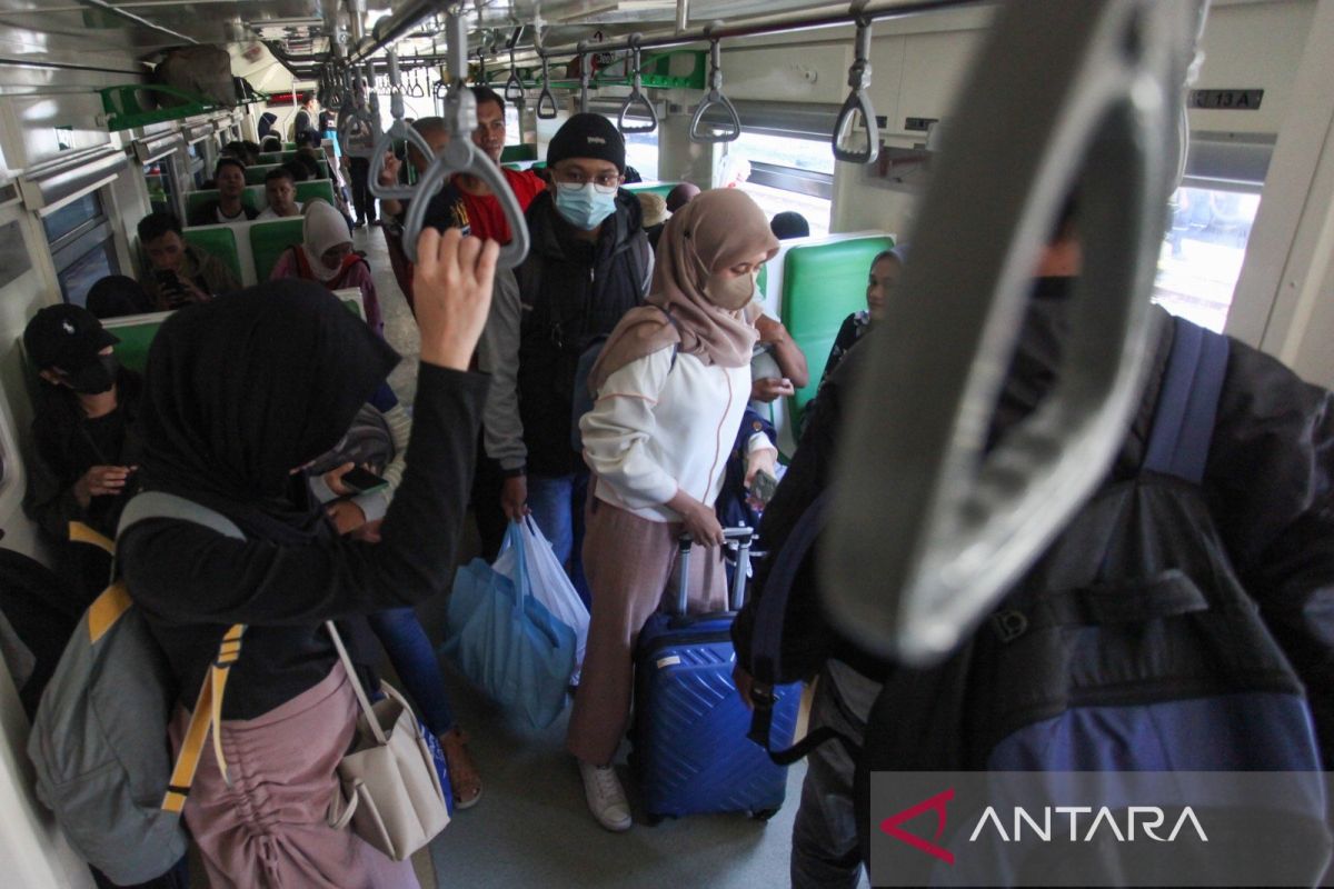 KCI kembangkan kapasitas perjalanan kereta lokal di wilayah 8 Surabaya