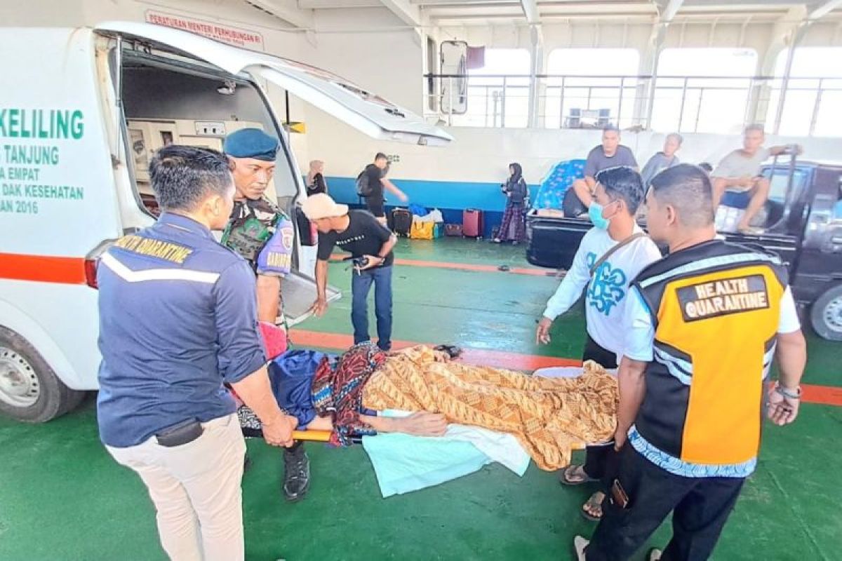 Prajurit TNI AU di perbatasan Natuna mengevakuasi pasien dari kapal