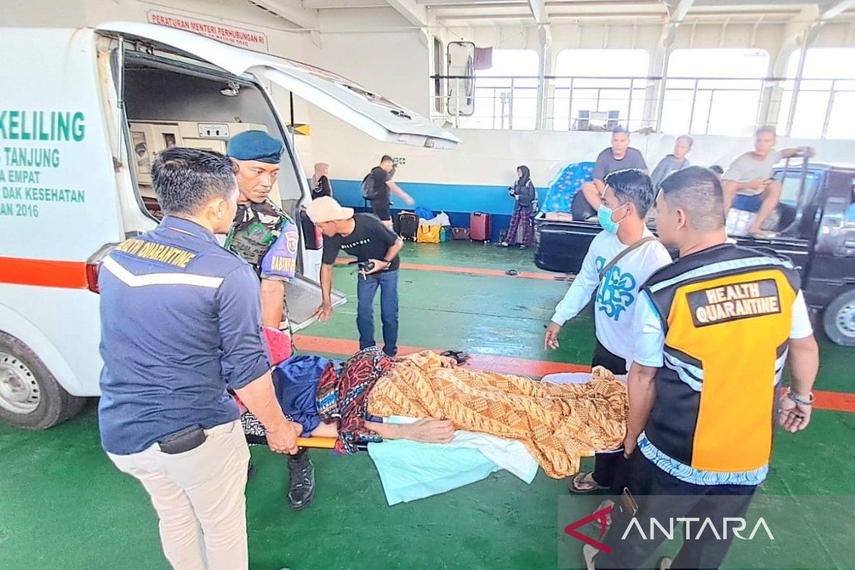 Prajurit TNI AU di perbatasan Natuna evakuasi pasien dari kapal