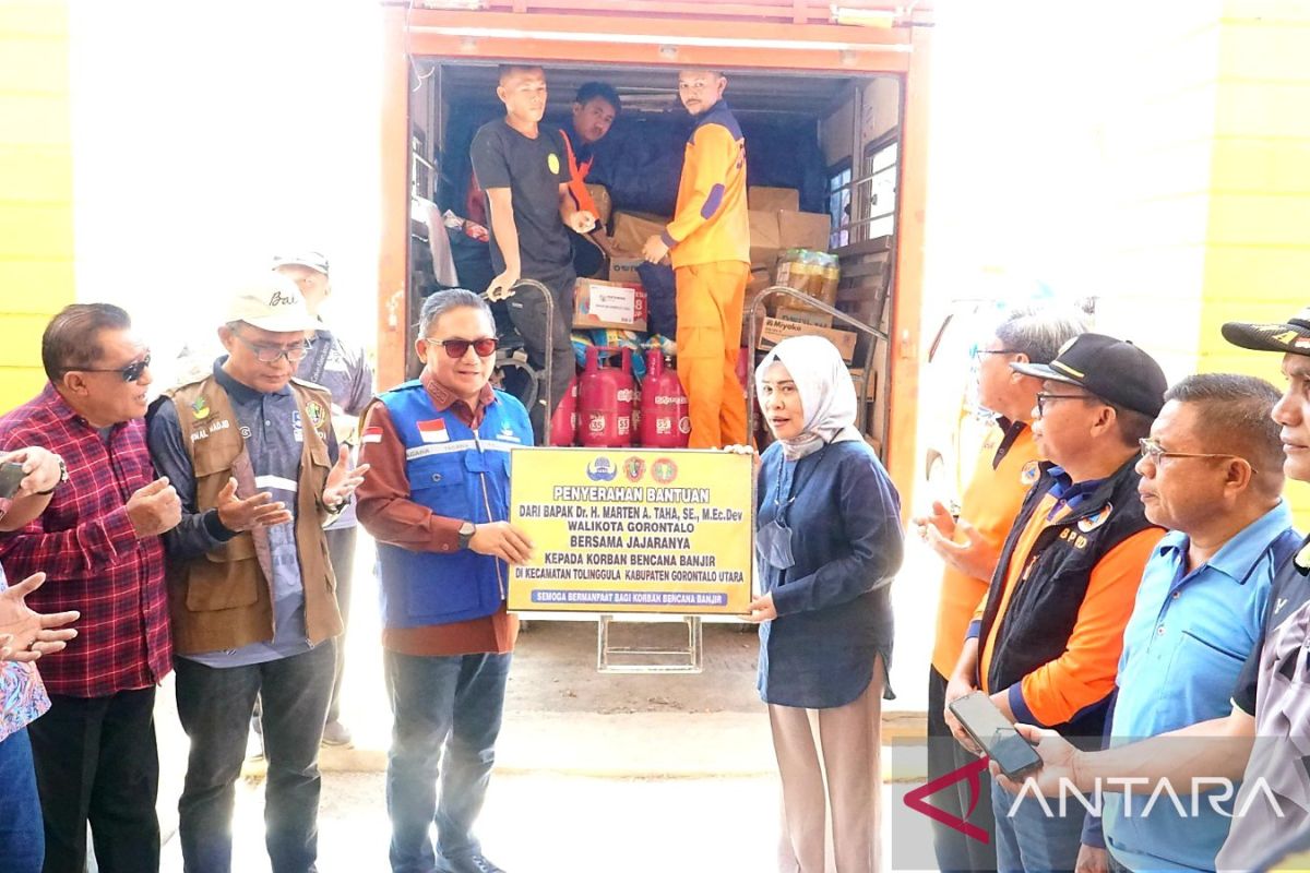 Bupati Gorontalo Utara terima bantuan banjir dari Wali Kota Gorontalo