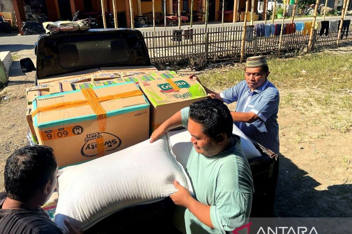 Wakil Ketua DPRD serahkan bantuan ke warga terdampak banjir Tolinggula