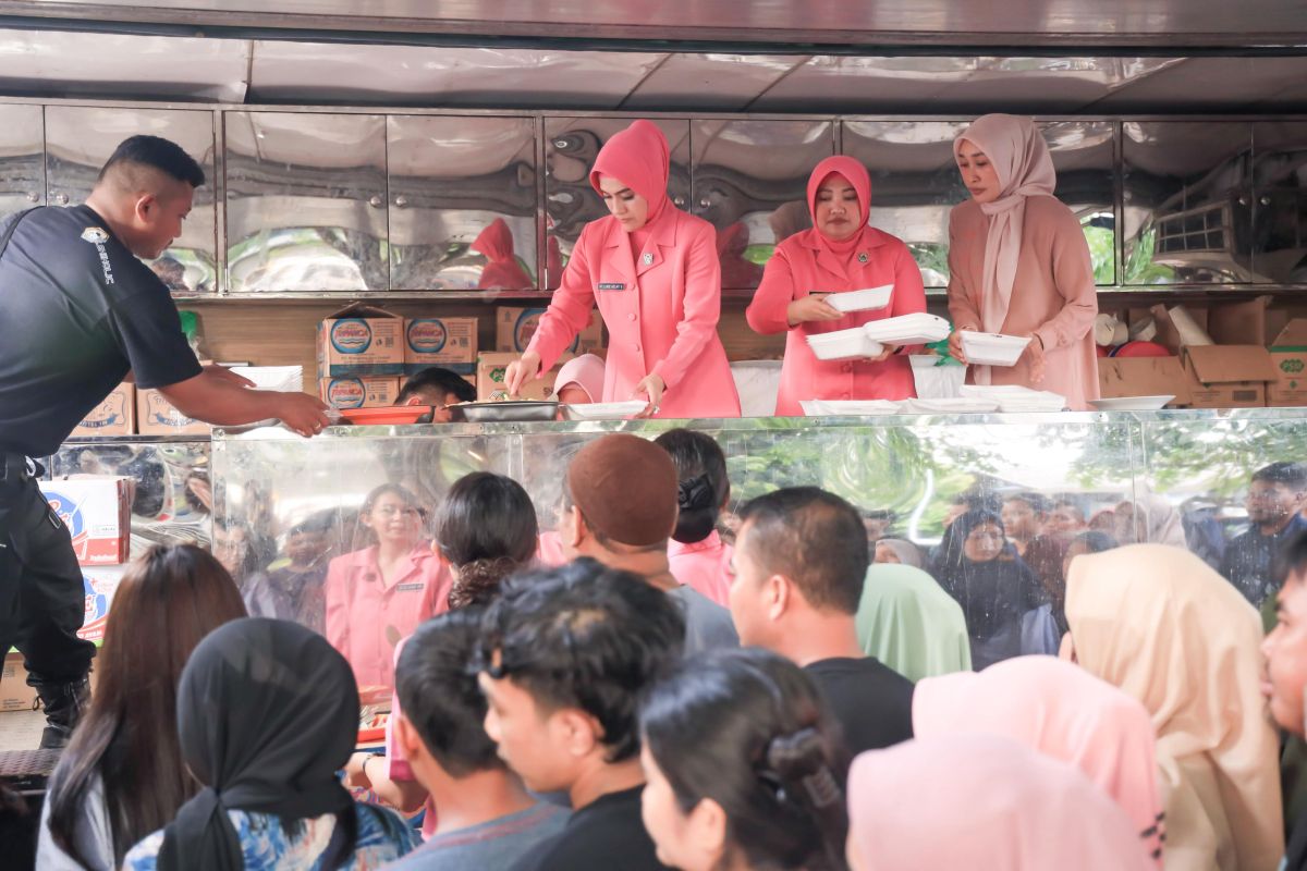 Bhayangkari Daerah Lampung bagikan makanan gratis ke pemudik