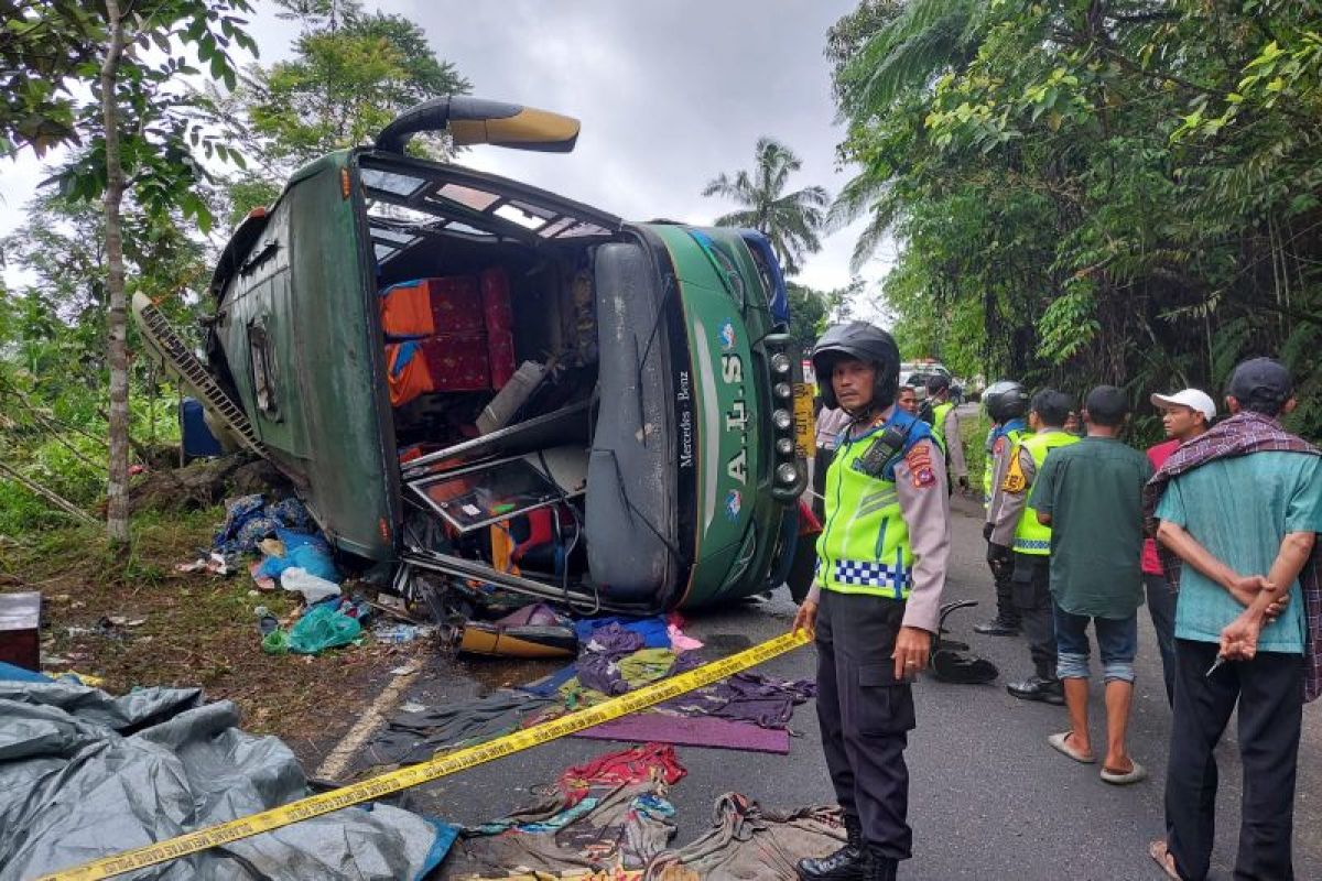 Bus terguling di jalan lintas Bukittinggi-Padang, satu orang meninggal