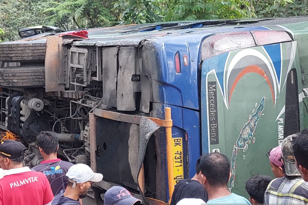 Bus terguling di jalan lintas Bukittinggi-Padang, satu orang tewas (Video)
