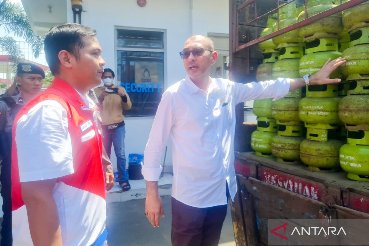 Legislator DPR RI datangi SPBE di Situbondo pastikan pasokan elpiji 3 kg