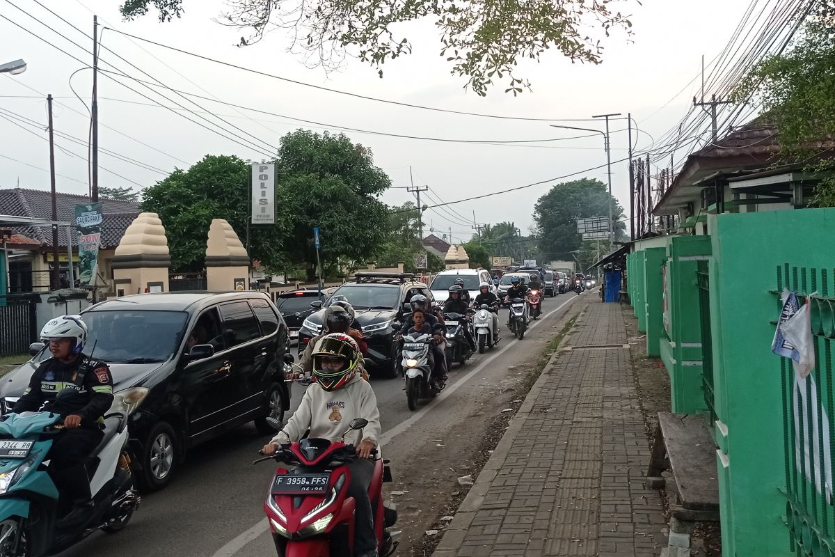 Arus lalu lintas Pandeglang-Rangkasbitung padat lancar