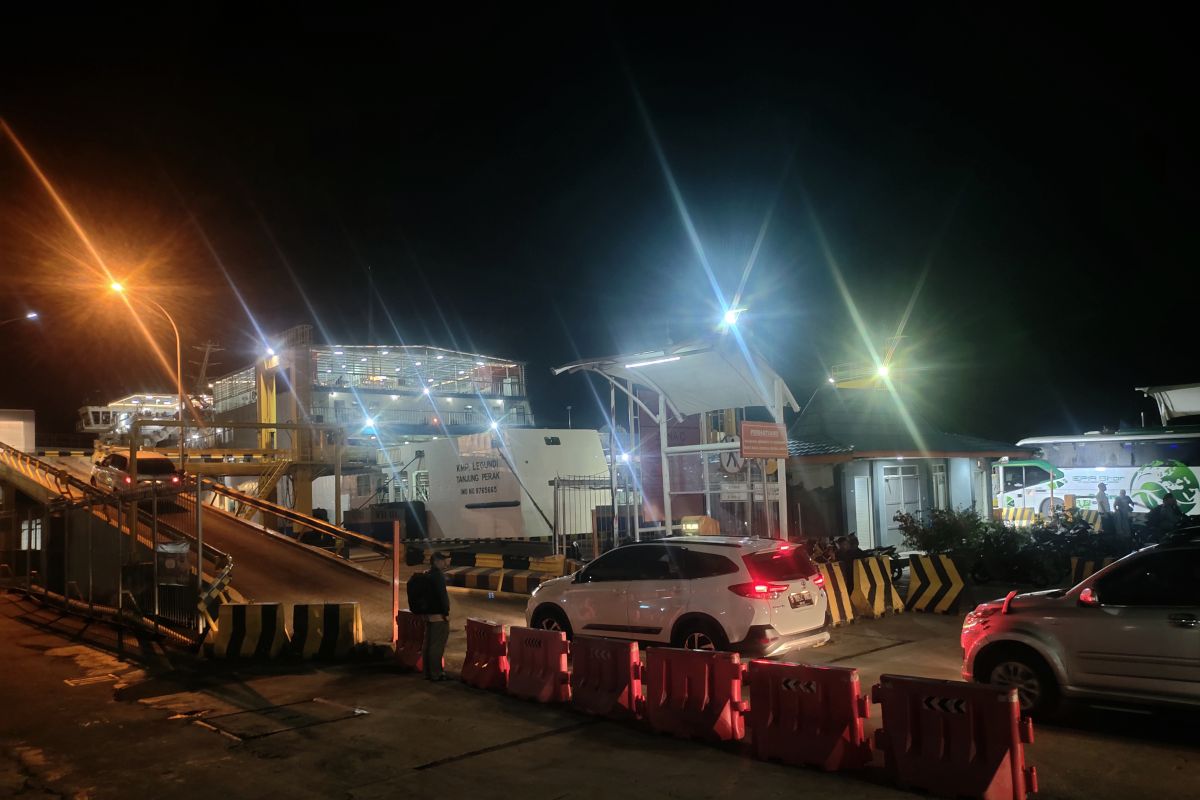 Pemilir di Pelabuhan Bakauheni landai pada Senin malam