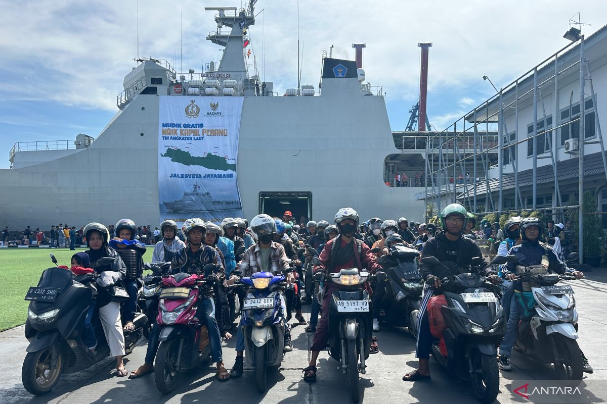 Kapal perang TNI Angkatan Laut yang membawa penumpang Idul Fitri tiba di Jakarta