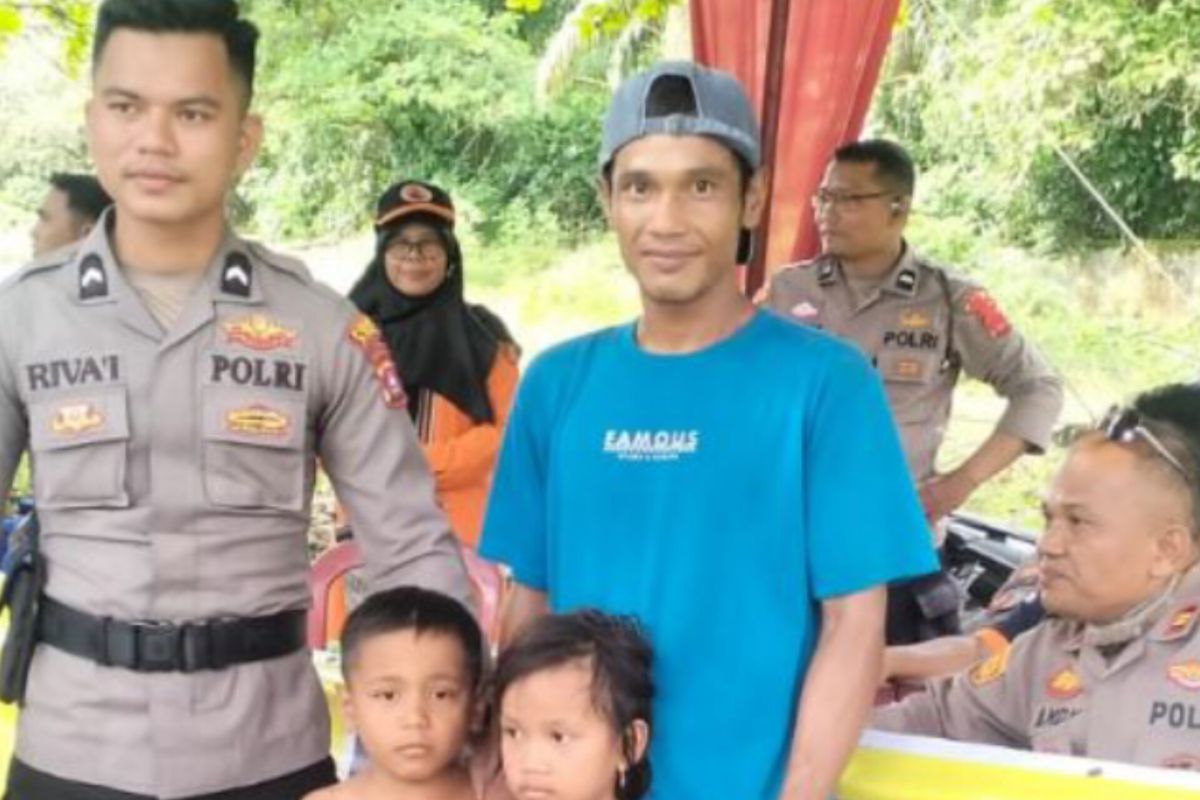 Petugas Pos Pam Pantai Tiku Agam berhasil temukan anak-lansia terpisah dari keluarga