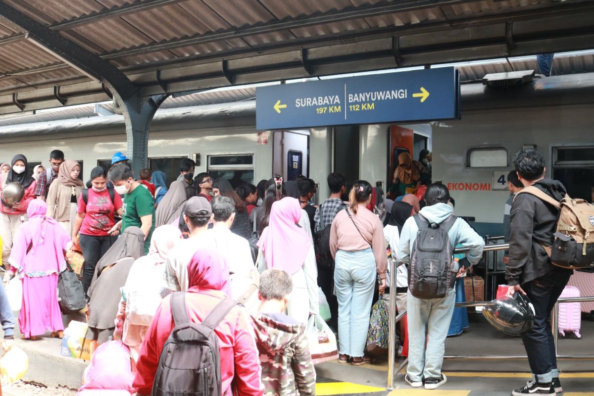 Kepadatan penumpang masih terlihat di stasiun wilayah Daop Jember