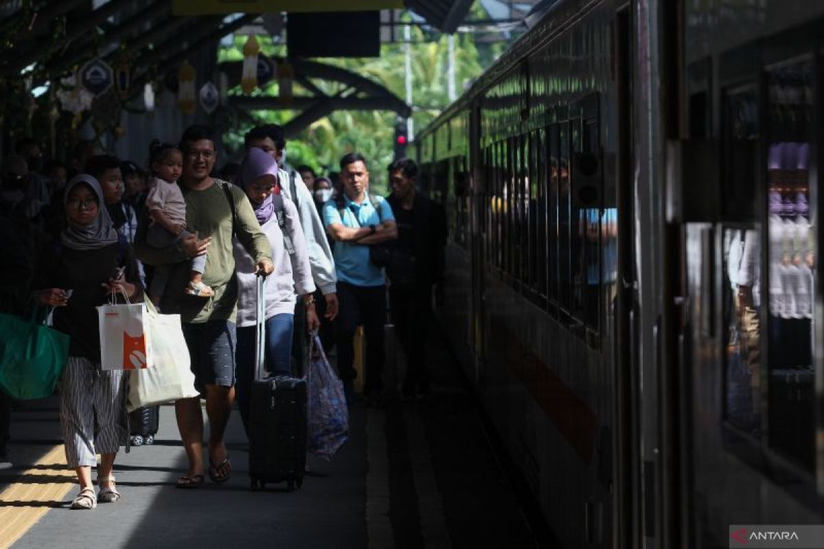 H7 lebaran, penumpang masih padati stasiun di Daop Surabaya
