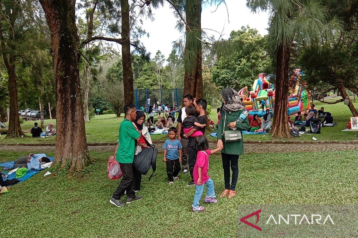 Belasan ribu wisatawan berlibur hari raya di Kebun Raya Cibodas