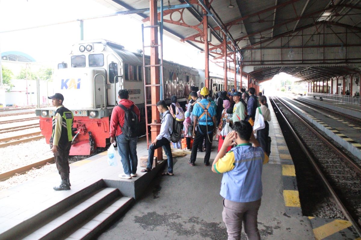 H+4, arus balik Lebaran 2024 di stasiun Daop Madiun masih tinggi