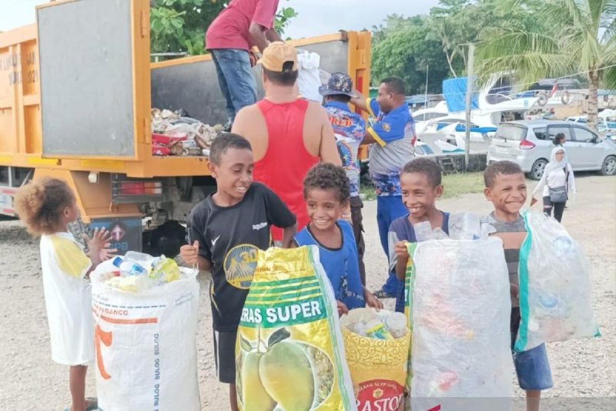 DLH edukasi warga Biak kelola sampah tambah penghasilan keluarga