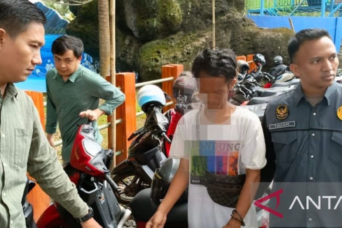Tim Saber Pungli tangkap seorang pemuda di kawasan wisata