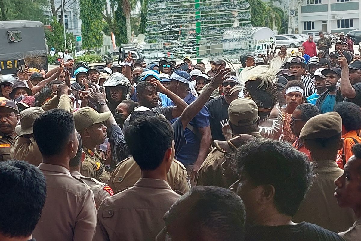 Pankakar meminta Pemprov mempertimbangkan OAP 100 persen saat menerima CPNS.