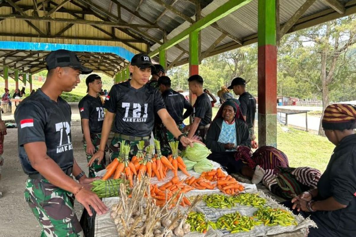 Prajurit Yonif 721/Mks bersihkan pasar tradisional Distrik Pirime