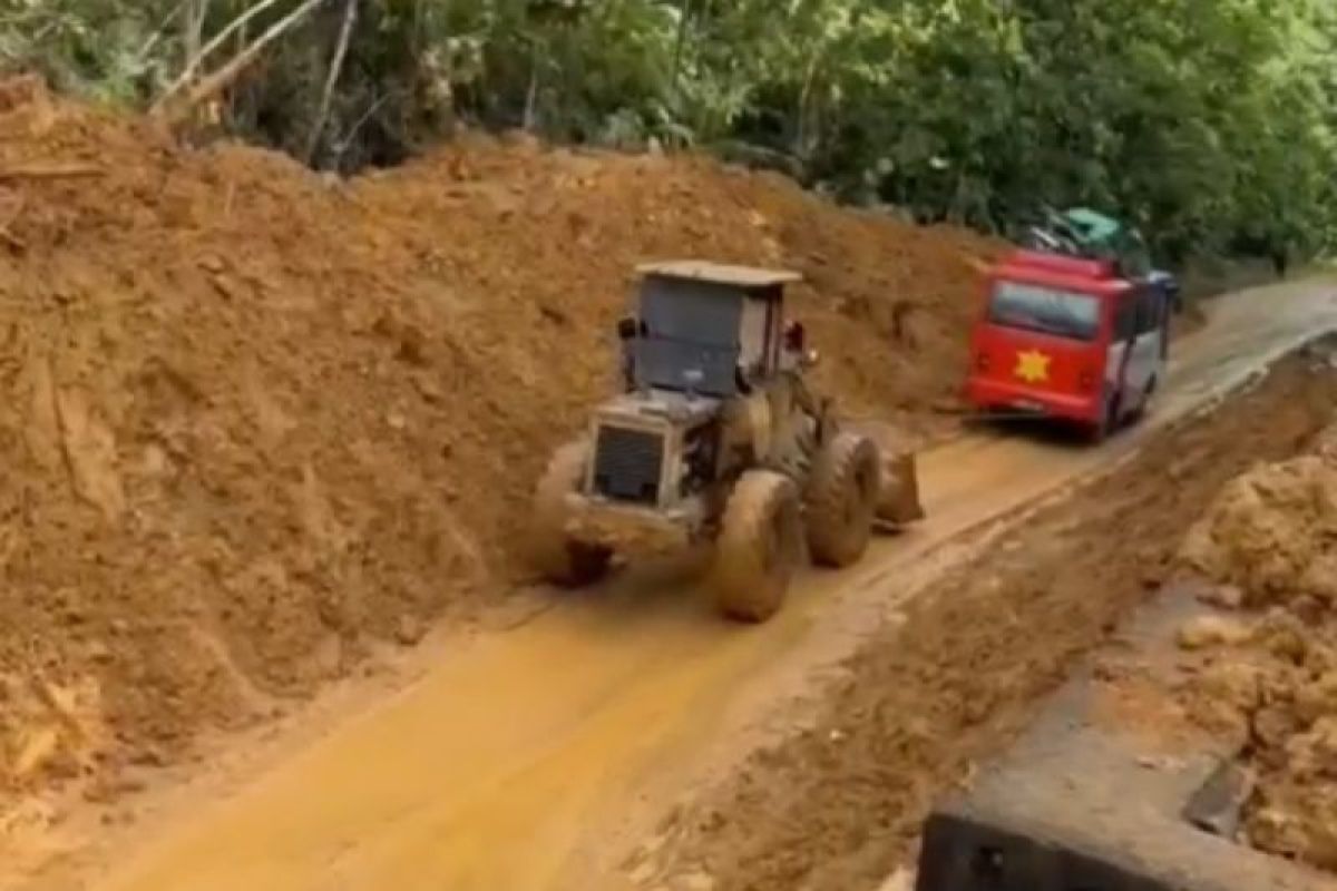 Longsor lagi, terjang jalan nasional perbatasan RI-Malaysia di Kalbar