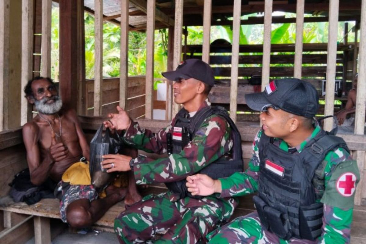 Prajurit TNI bagikan bahan pokok kepada warga Kampung Mosso