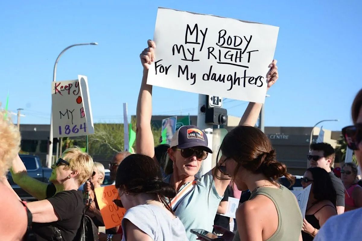 Ratusan warga protes pemberlakuan kembali larangan aborsi 1864 di Arizona