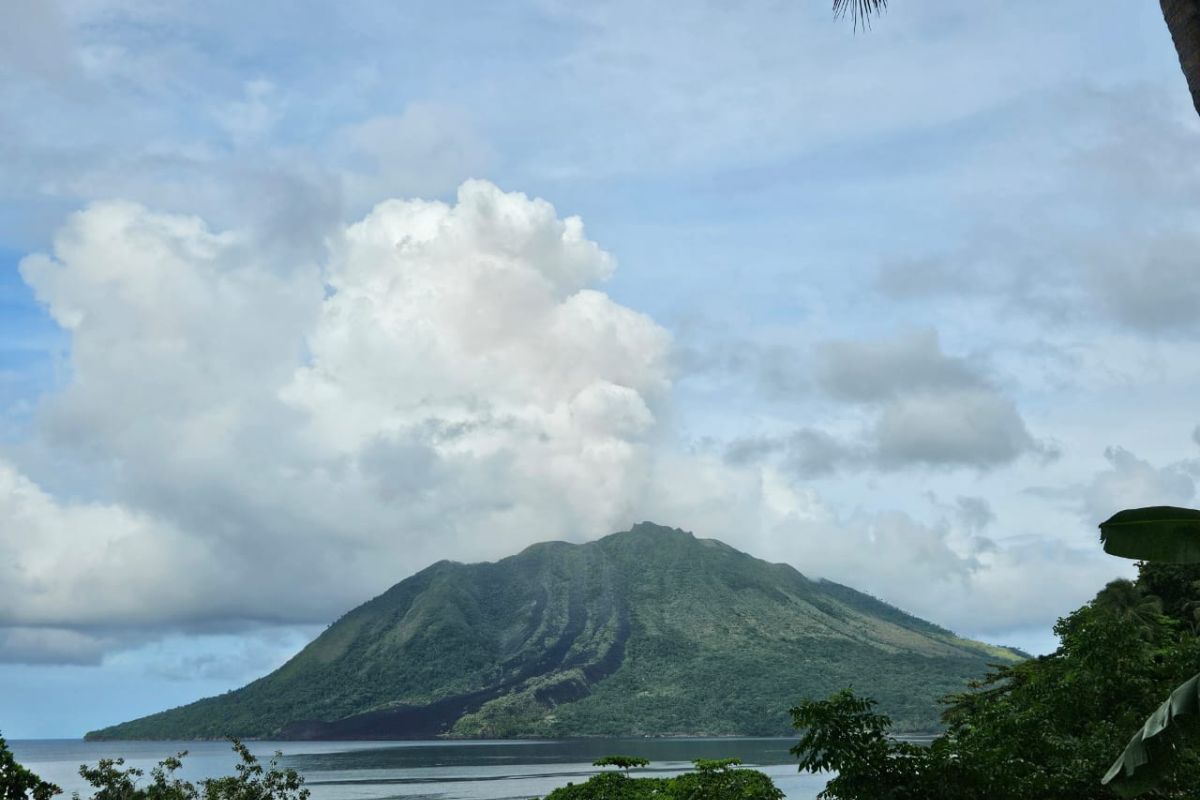 Gunung Ruang di Sitaro meletus, lontarkan abu setinggi 500 meter