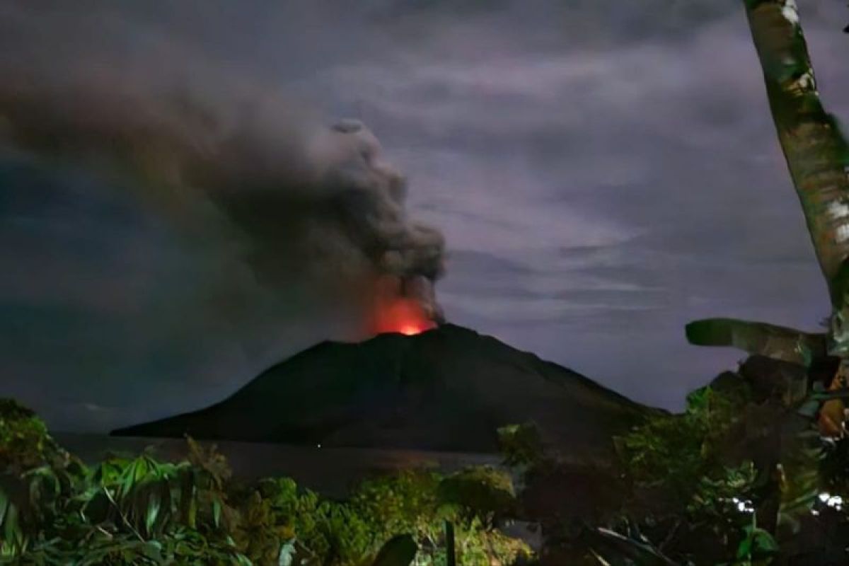 Gunung Ruang di Kabupaten Kepulauan Sitaro meletus