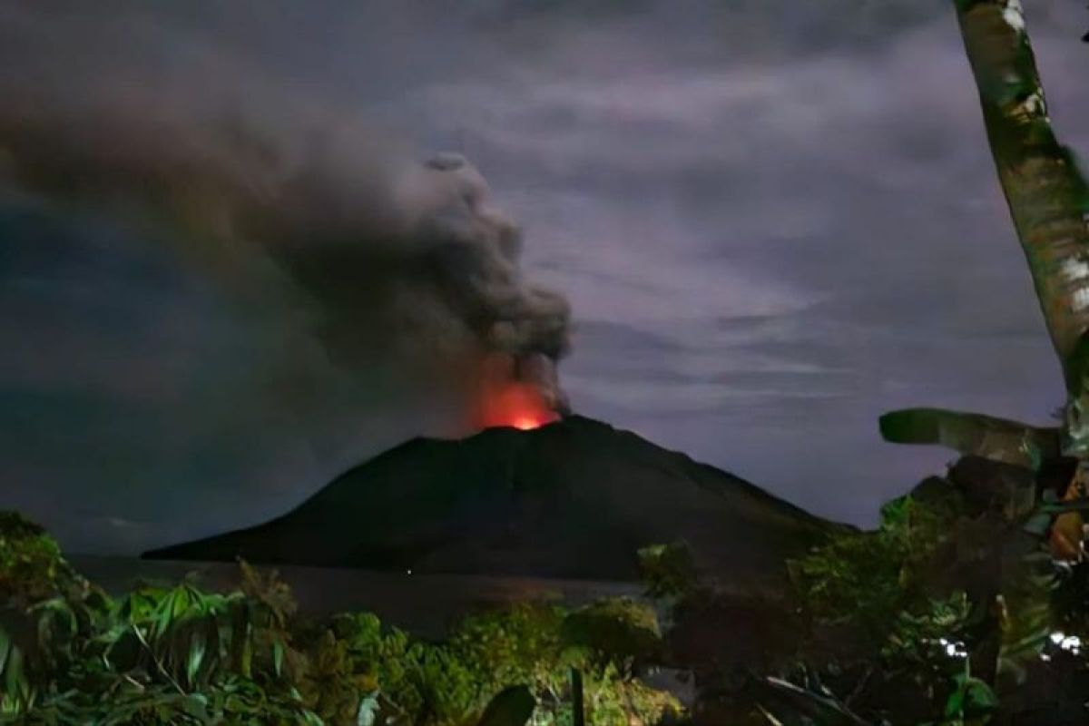 Gunung Ruang di Kabupaten Kepulauan Sitaro, Sulut,  meletus