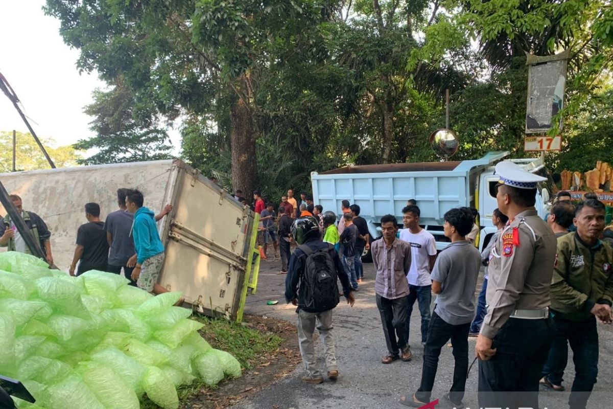 Truk terbalik di Kelok 44 Agam, akses jalan buka tutup (Video)