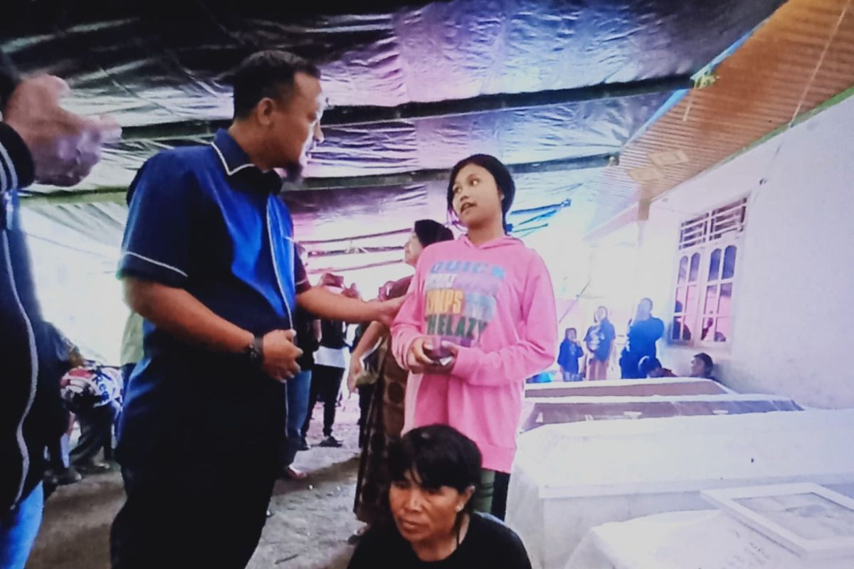 Mantan Gubernur Sulsel bawa bantuan untuk korban longsor di Tana Toraja