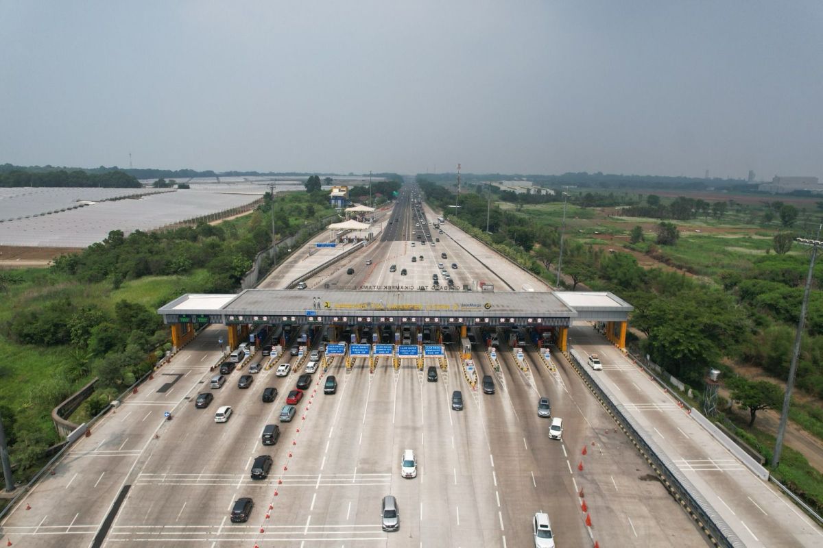 Jasamarga normalkan gardu transaksi gerbang tol usai penerapan one way