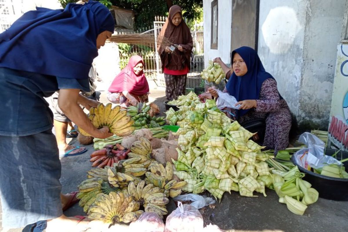 Wali Kota Mataram mengimbau warga tak berlebihan rayakan "Lebaran Topat"