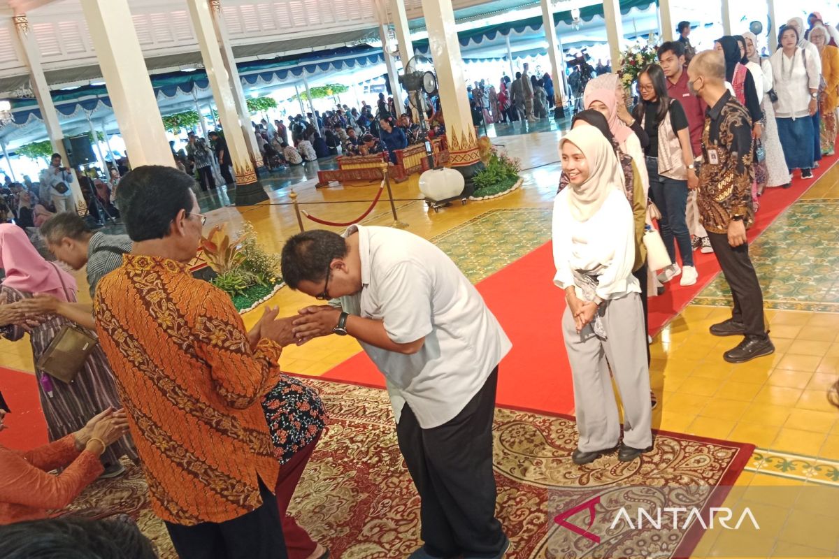 Ribuan warga hadiri "open house" Sultan HB X di Kepatihan Yogyakarta