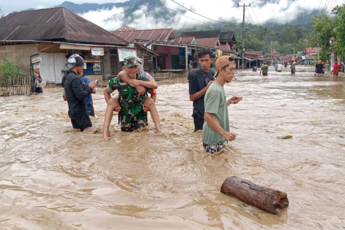 Banjir akibat meluapnya Sungai Ketahun terjang 4 kecamatan di Bengkulu