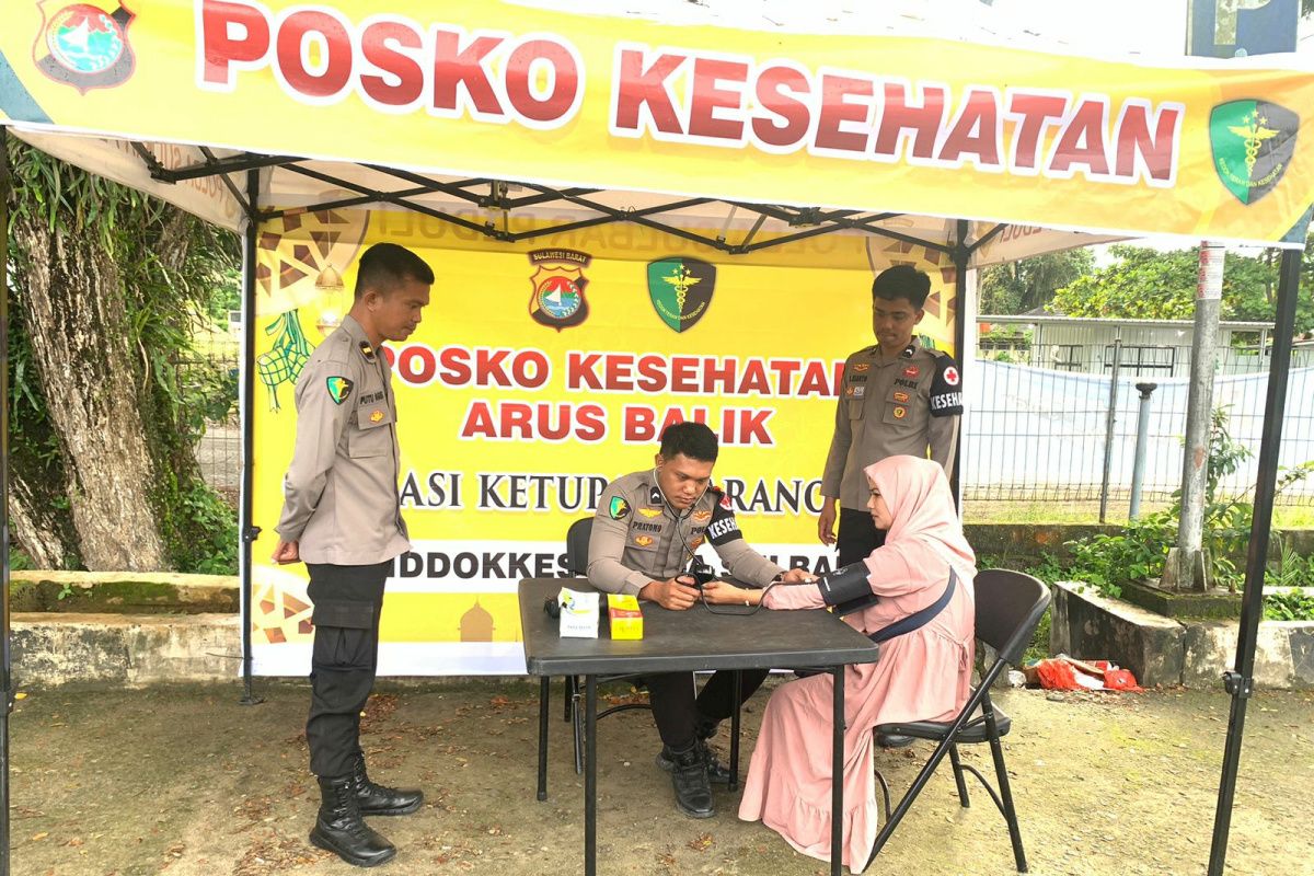 Biddokkes Polda Sulbar cek kesehatan sopir dan penumpang arus balik Lebaran