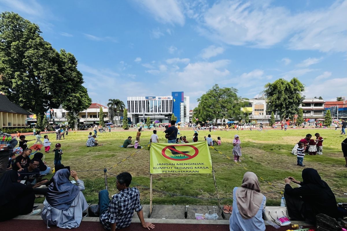 Disperumkim Kota Bogor lakukan pemeliharaan alun-alun yang gundul