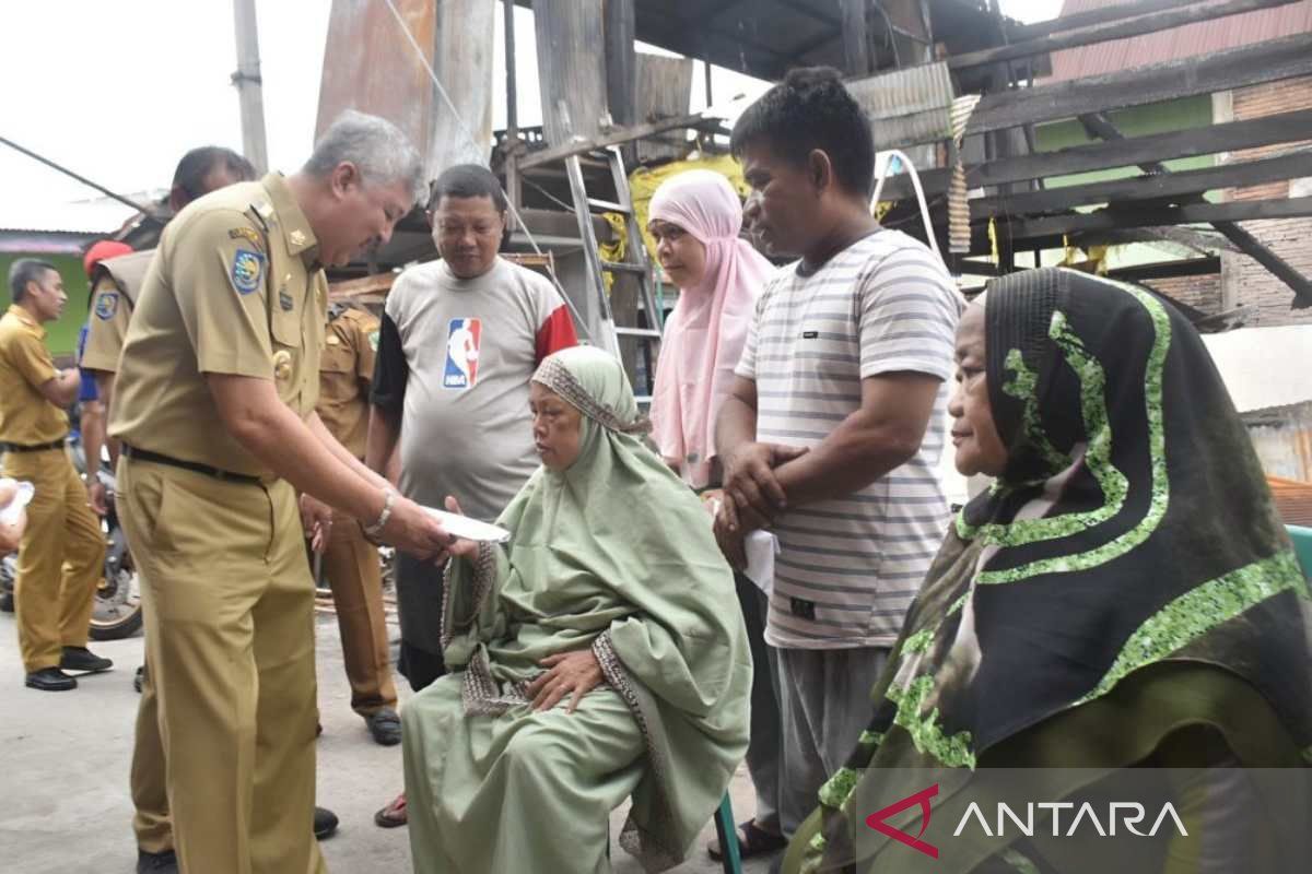 Bupati Pinrang serahkan bantuan kepada korban kebakaran