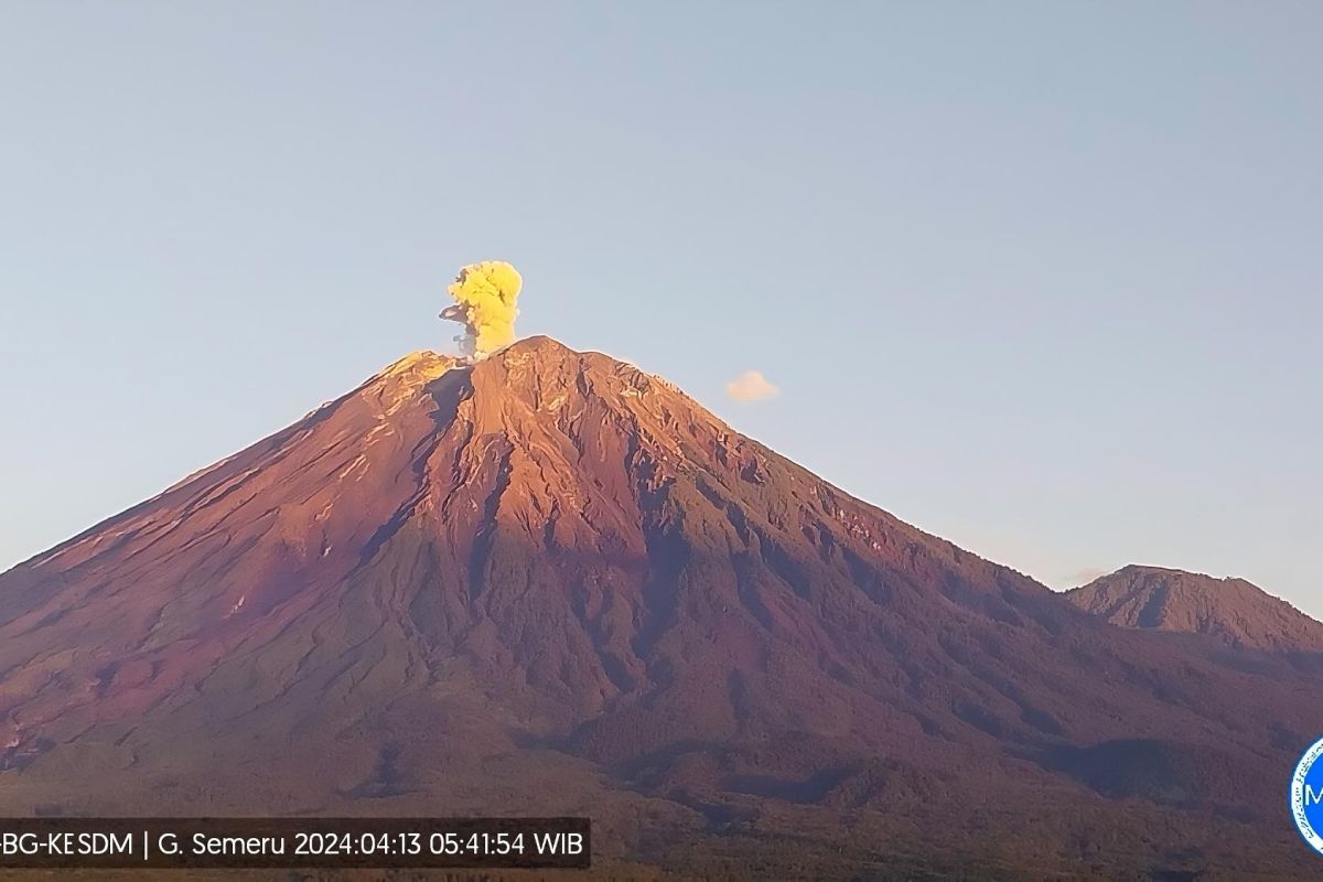 Kemarin, Gunung Semeru erupsi---status Gunung Sitaro jadi siaga