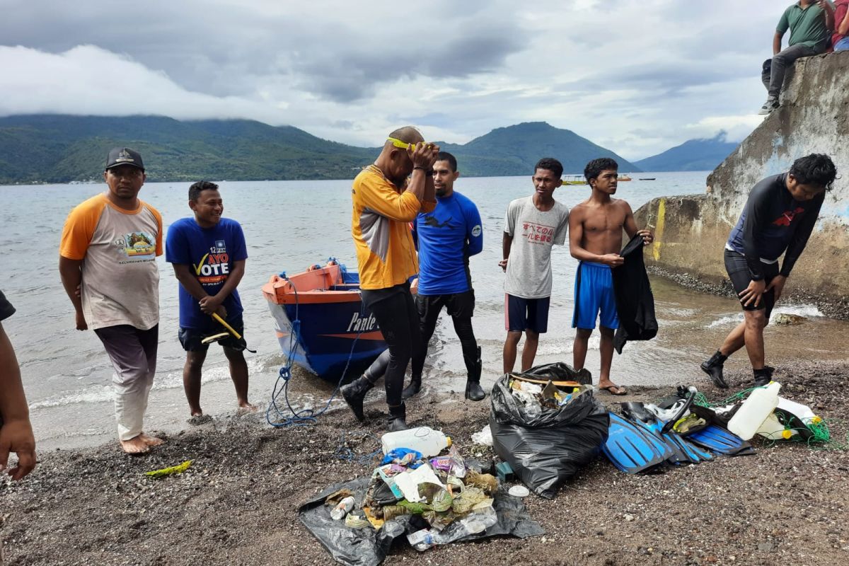 Penikmat Festival Bale Nagi 2024 kumpulkan 100 kg sampah laut di Larantuka