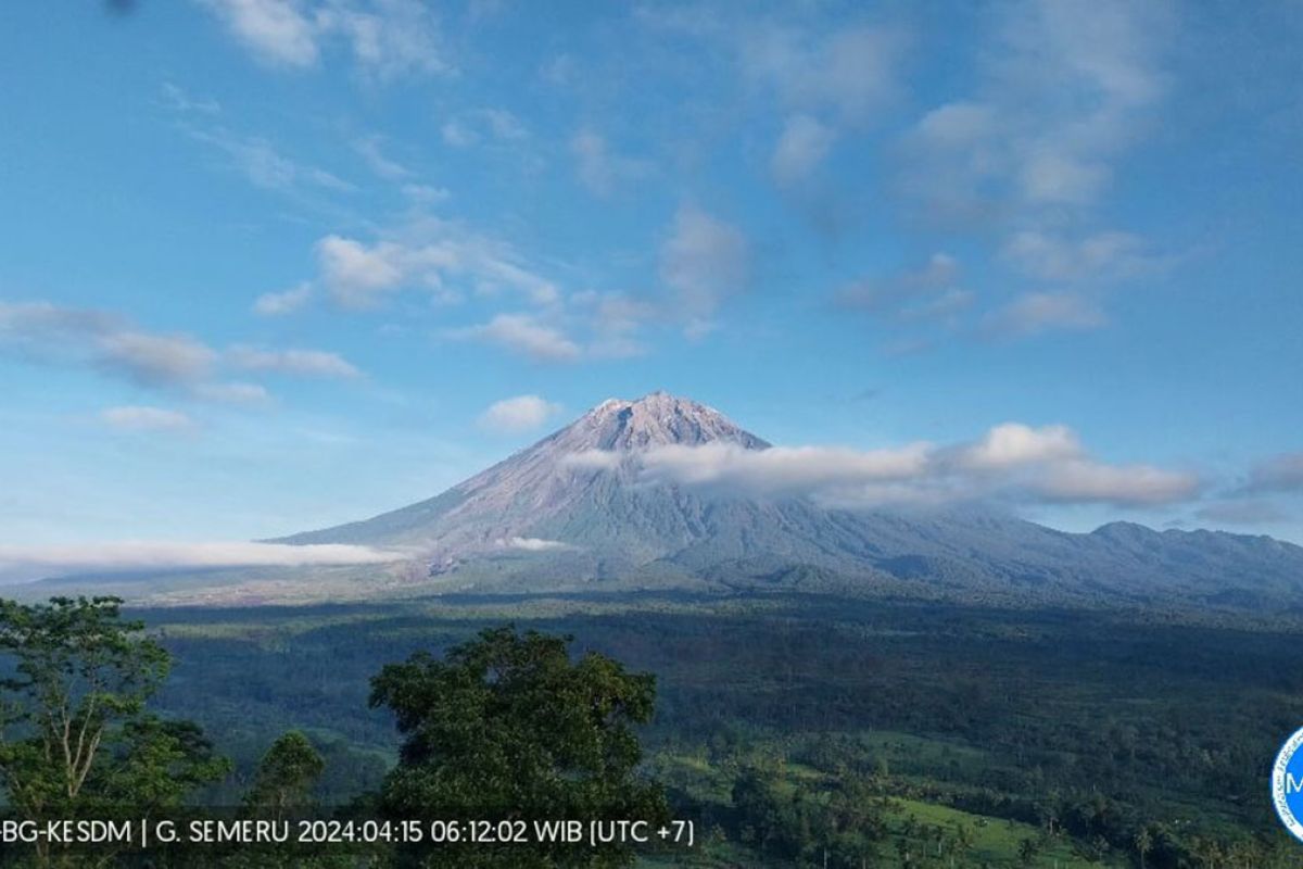 Gunung Semeru kembali erupsi selama 118 detik pada Senin malam