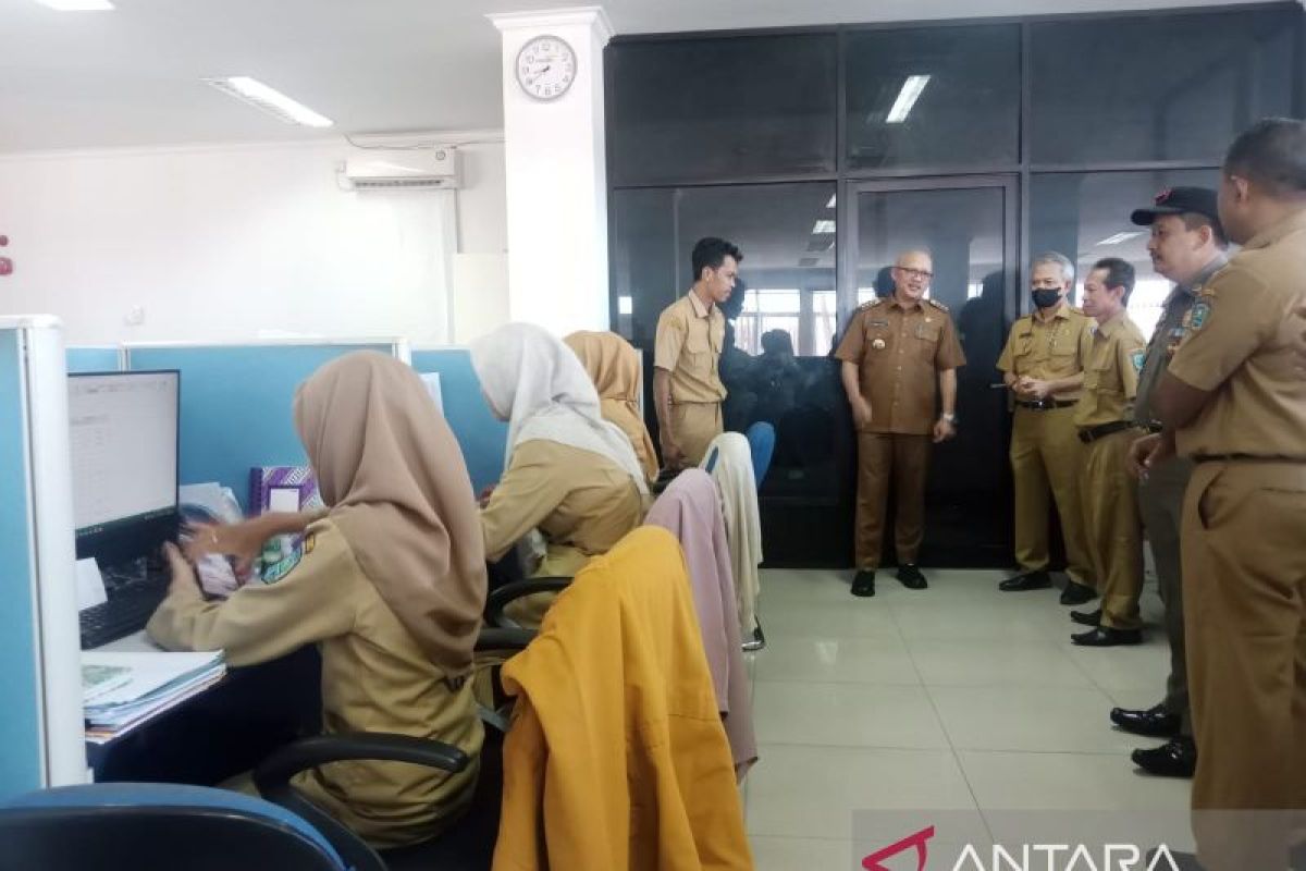 Pj Bupati Belitung memastikan semua ASN masuk kerja pasca-libur Lebaran