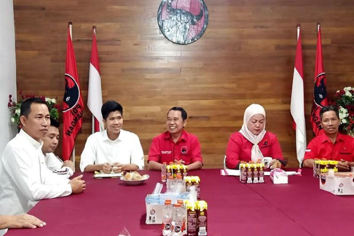 Agi serahkan berkas Bakal Calon Bupati Barito Utara ke PDIP dan Golkar