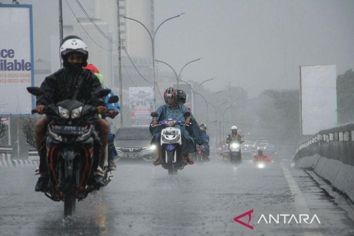 Hujan petir diprakirakan landa sebagian wilayah ibu kota provinsi