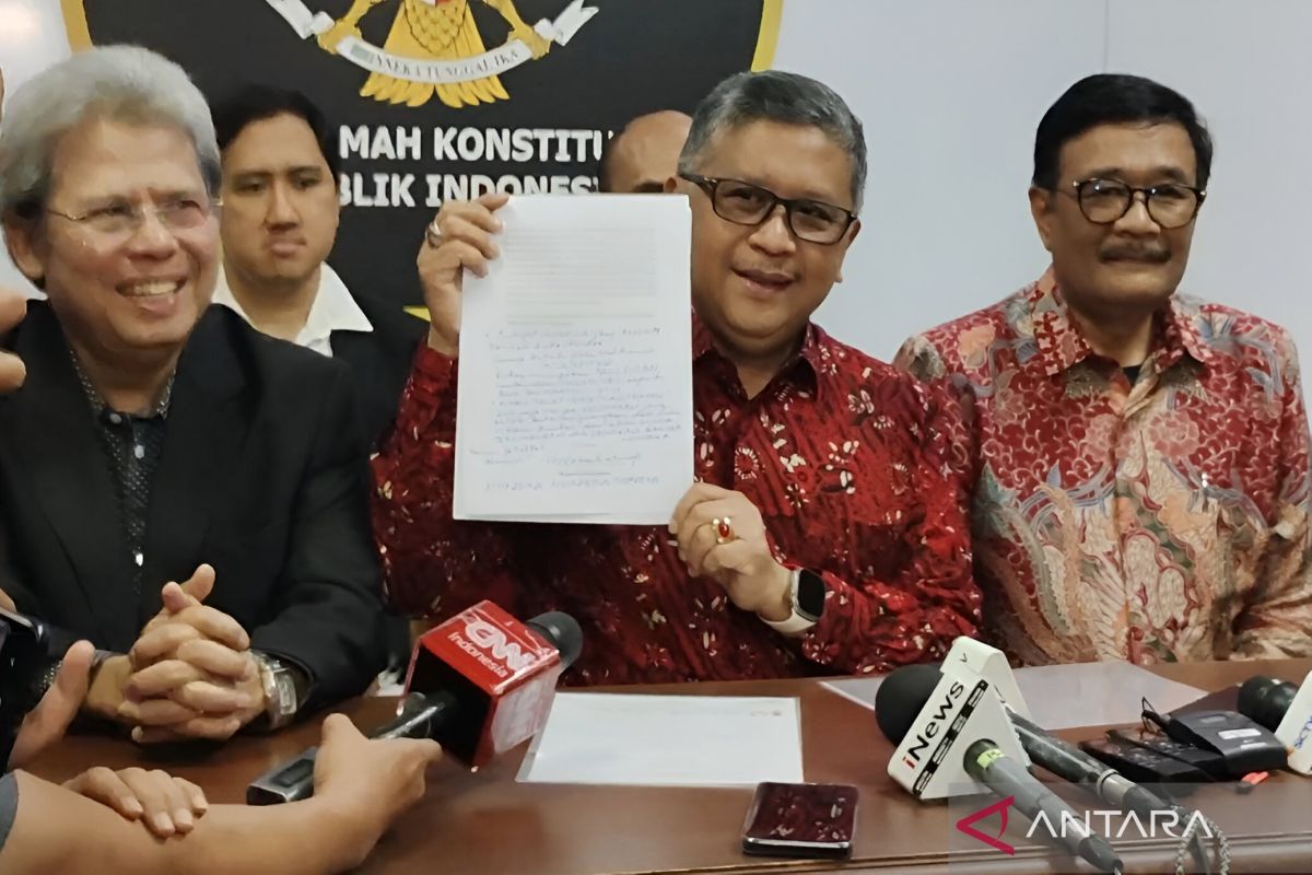 Megawati menyampaikan surat Amicus Curiae kepada MK