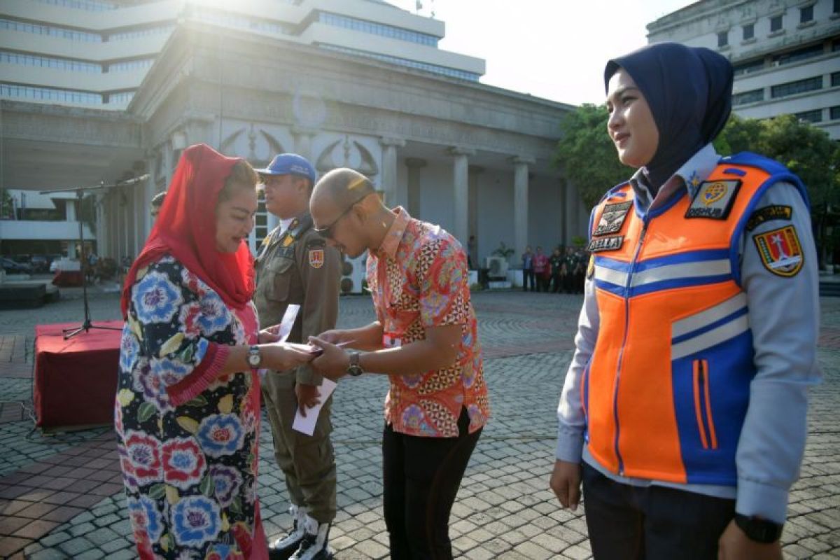 Wali Kota Semarang beri penghargaan petugas bekerja saat libur Lebaran