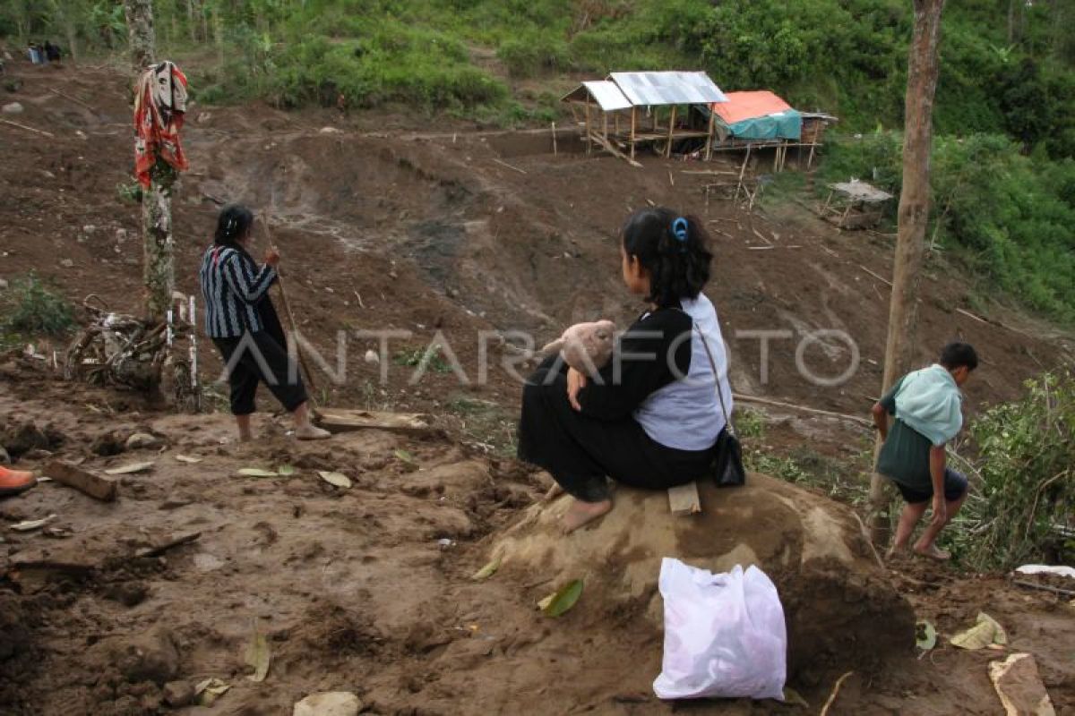 Mensos Risma  tinjau penyaluran bantuan korban longsor Tana Toraja