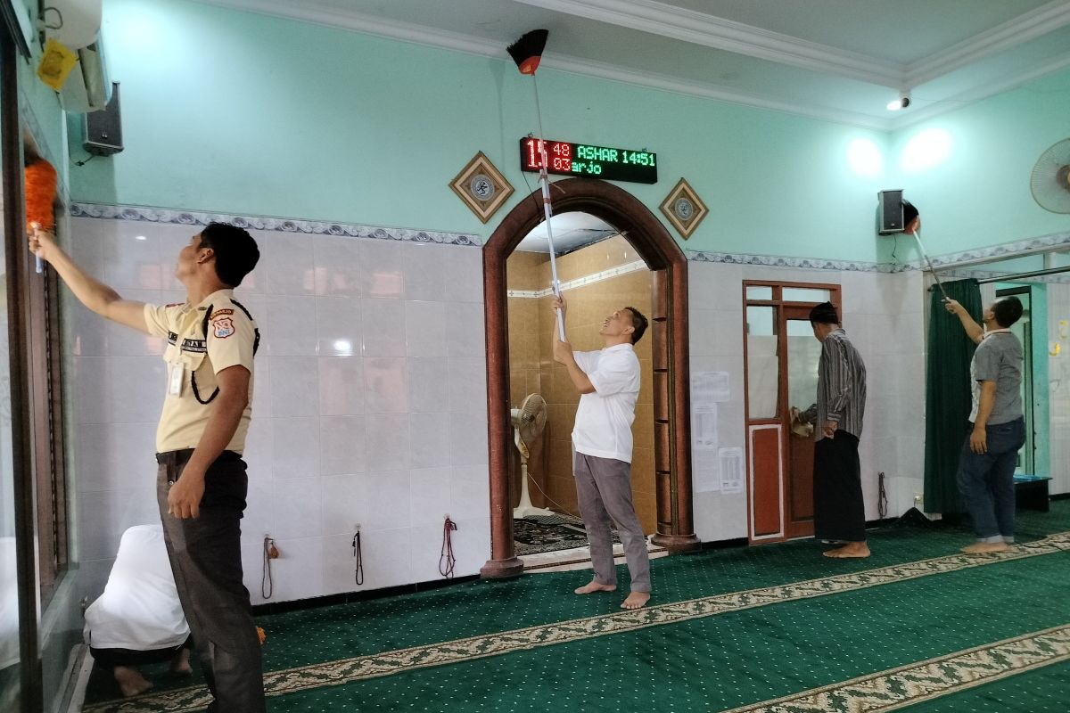 BNI bantu bersihkan masjid sekitar lingkungan dalam program Employee Volunteering