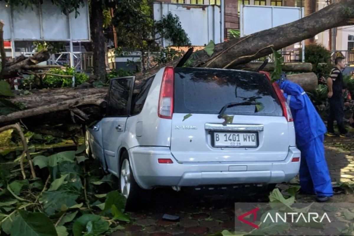 Angin kencang terjang kompleks perkantoran Pemkab Bogor