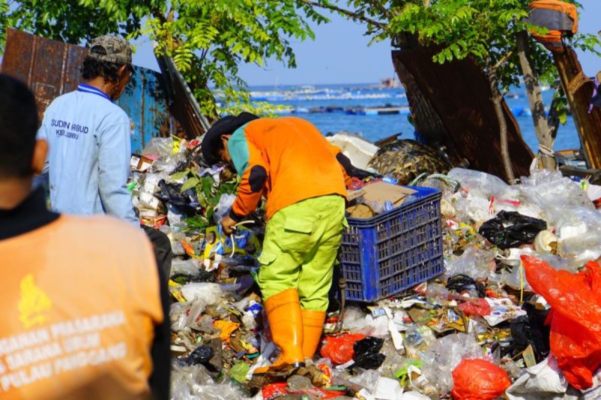 Kantor Cabang LH Kepulauan Sribu mengangkut 15 ton sampah selama libur Idul Fitri.