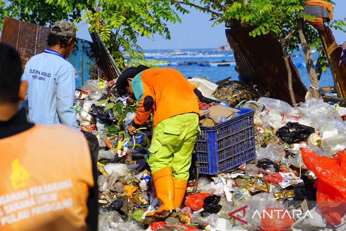 Sudin LH Kepulauan Seribu angkut 15 ton sampah selama libur Idul Fitri